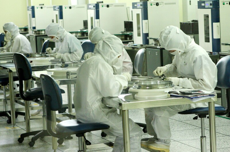 Hoạt động sản xuất chip bán dẫn. Ảnh: Q.N