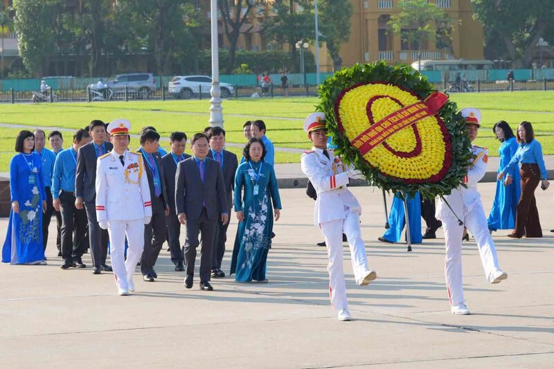 Đoàn Chủ tịch Tổng Liên đoàn Lao động Việt Nam, đại biểu dự Đại hội XIV Công đoàn Việt Nam vào Lăng viếng Chủ tịch Hồ Chí Minh. Ảnh: Hữu Chánh