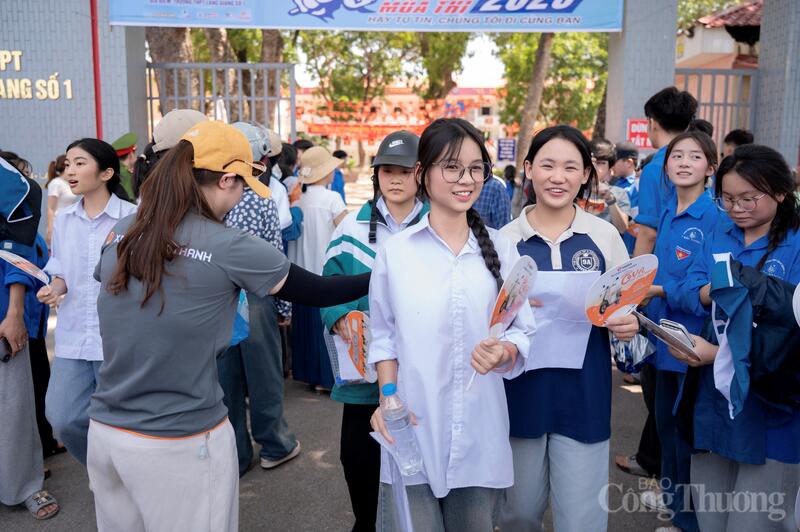 Xe điện Việt Thanh tổ chức chương trình “Tiếp sức mùa thi” cho các sĩ tử thi vào lớp 10 năm nay.