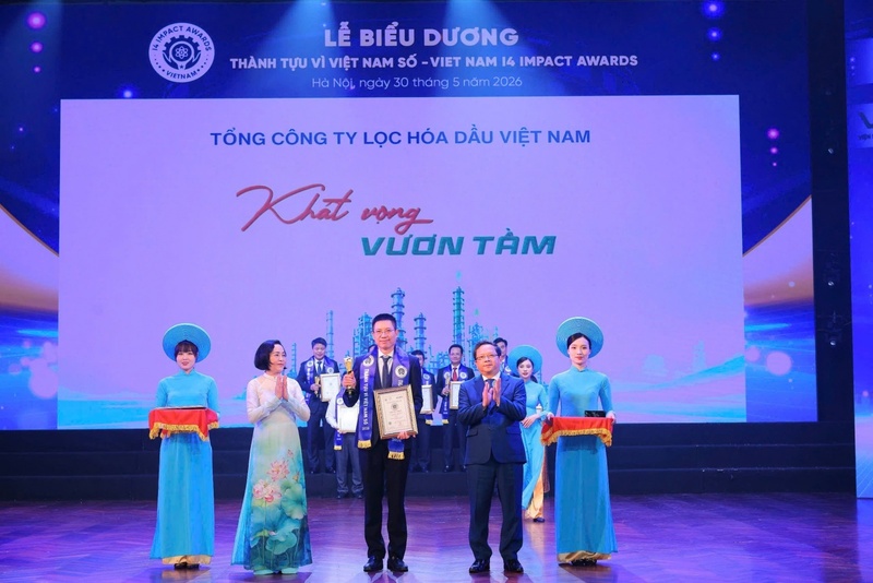 Đại diện BSR, Phó Tổng giám đốc BSR Mai Tuấn Đạt nhận vinh danh tại Lễ trao giải Vietnam I4 Impact Awards 2026. Ảnh: BSR