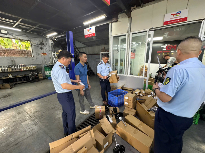Đội Quản lý thị trường số 1 kiểm tra, phát hiện tại cơ sở kinh doanh 835 sản phẩm có dấu hiệu giả mạo nhãn hiệu PEUGEOT cùng hình ảnh đang được bảo hộ tại Việt Nam. Ảnh: Chi cục Quản lý thị trường Hà Nội