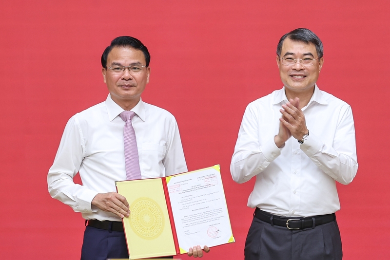 Thủ tướng Lê Minh Hưng trao quyết định cho đồng chí Đặng Xuân Phong, Bộ trưởng, Chủ nhiệm Văn phòng Chính phủ giữ chức Phó Bí thư Đảng uỷ Chính phủ. Ảnh: VGP/Nhật Bắc