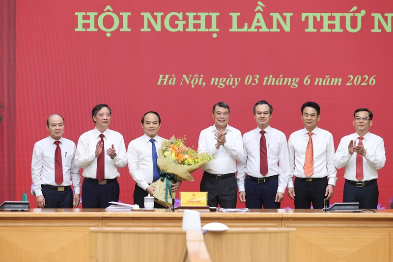 Thủ tướng Lê Minh Hưng chúc mừng Ủy ban Kiểm tra Đảng ủy Chính phủ. Ảnh: VGP/Nhật Bắc