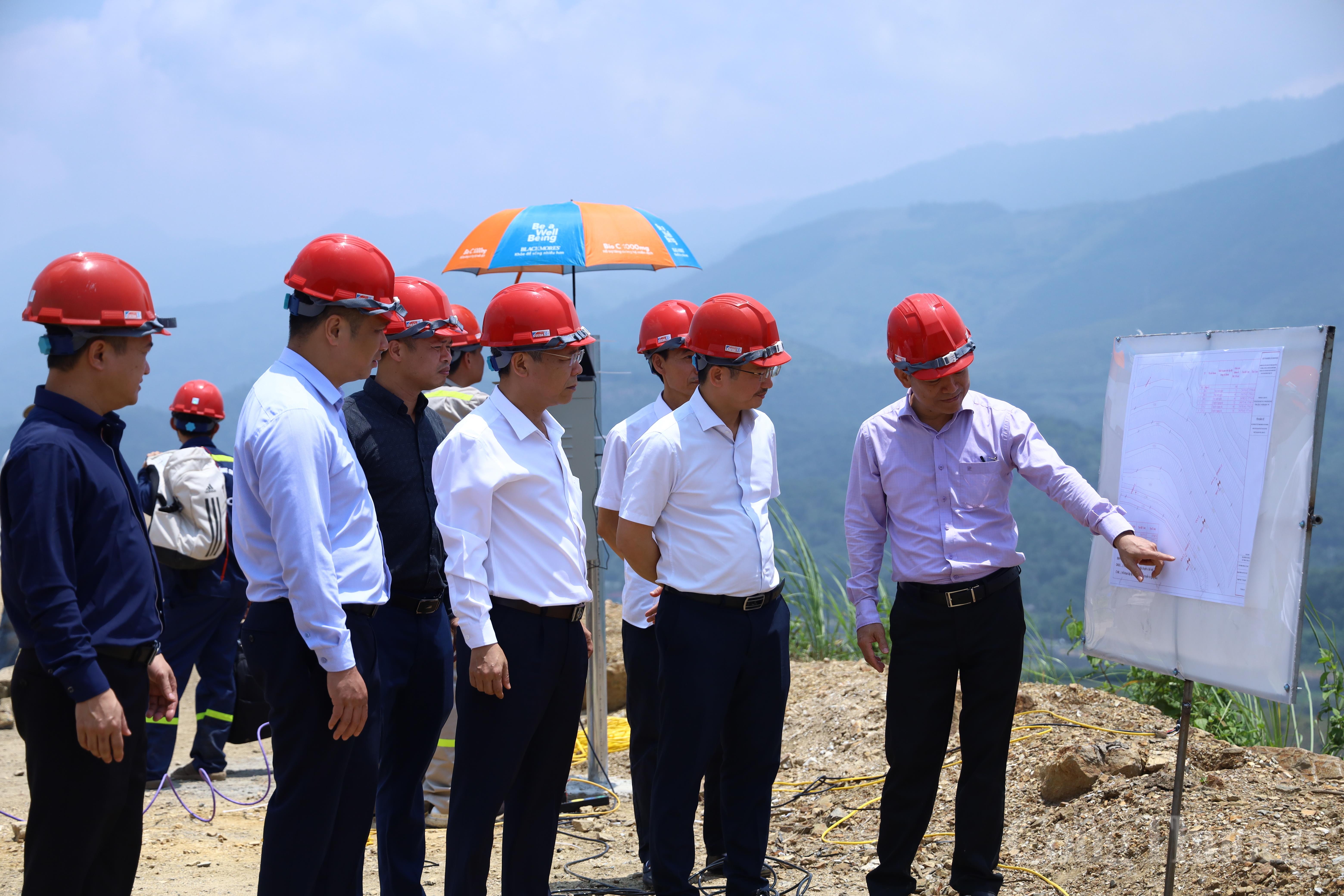 Đoàn kiểm tra của Bộ Công Thương được giới thiệu về Nghiên cứu xây dựng hệ thống quan trắc tự động, dự báo, cảnh báo sớm ổn định bờ mỏ và an toàn đập chứa quặng đuôi cho các mỏ đồng thuộc TKV.