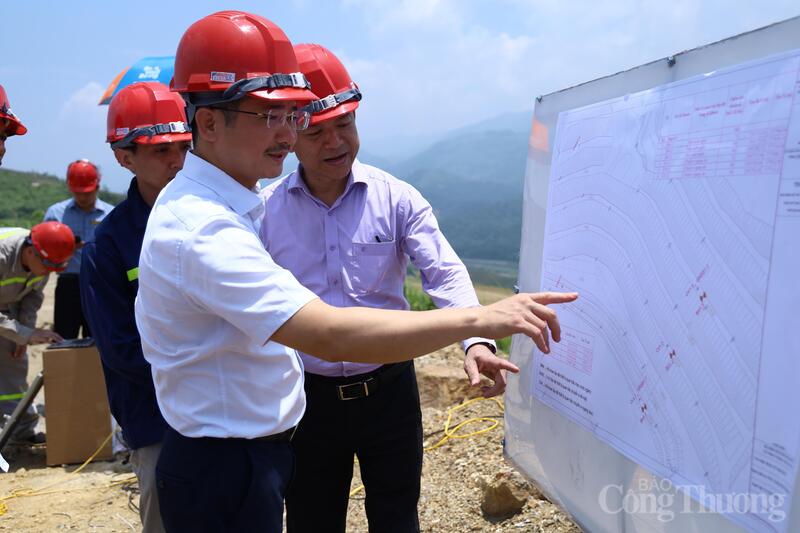 Phó Cục trưởng Cục Kỹ thuật an toàn và Môi trường công nghiệp Trịnh Văn Thuận cùng Đoàn công tác Bộ Công Thương khảo sát hệ thống quan trắc, giám sát an toàn công trình tại Mỏ tuyển đồng Sin Quyền.
