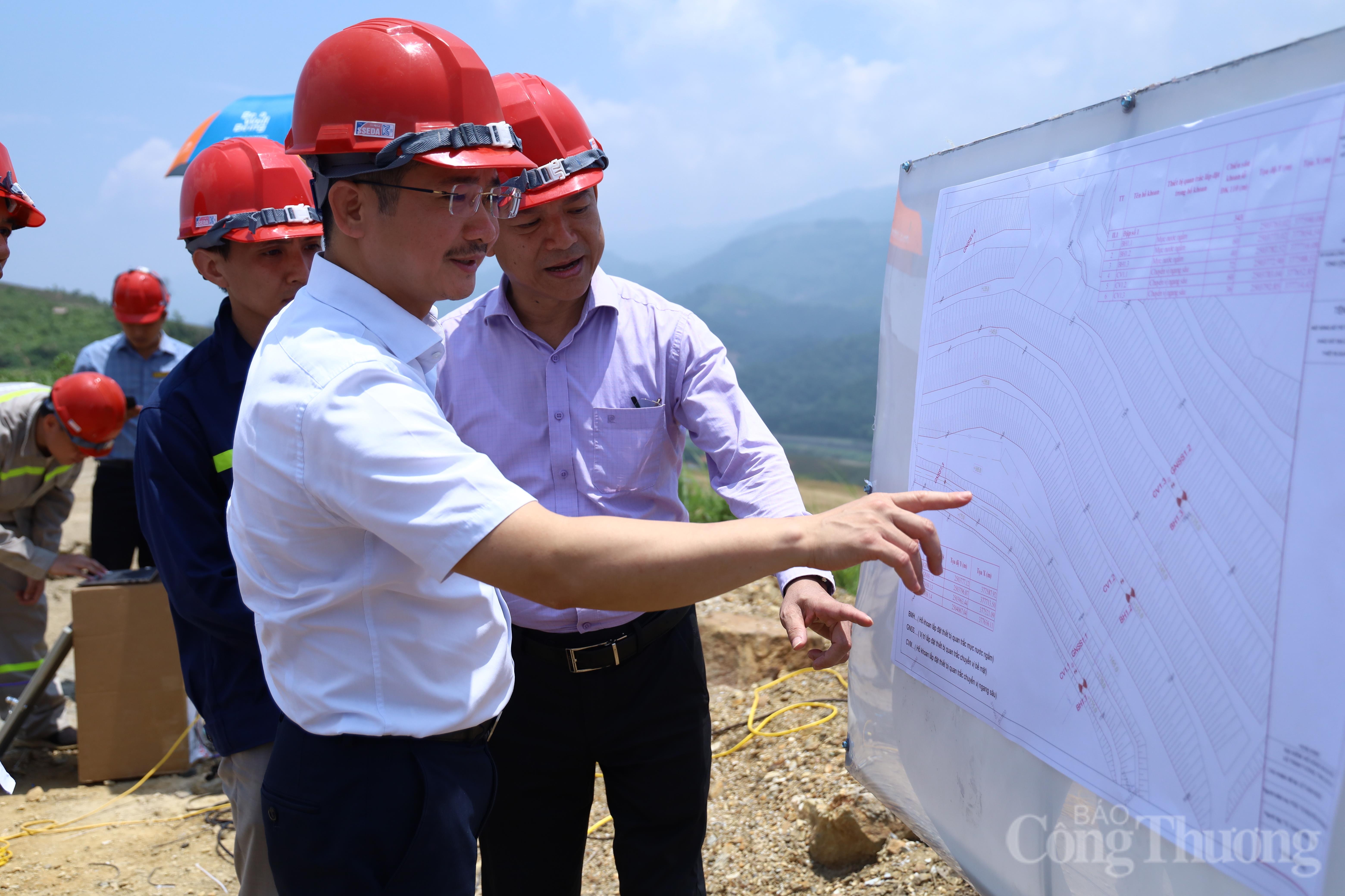 Phó Cục trưởng Cục Kỹ thuật an toàn và Môi trường công nghiệp Trịnh Văn Thuận cùng Đoàn công tác Bộ Công Thương khảo sát hệ thống quan trắc, giám sát an toàn công trình tại Mỏ tuyển đồng Sin Quyền.