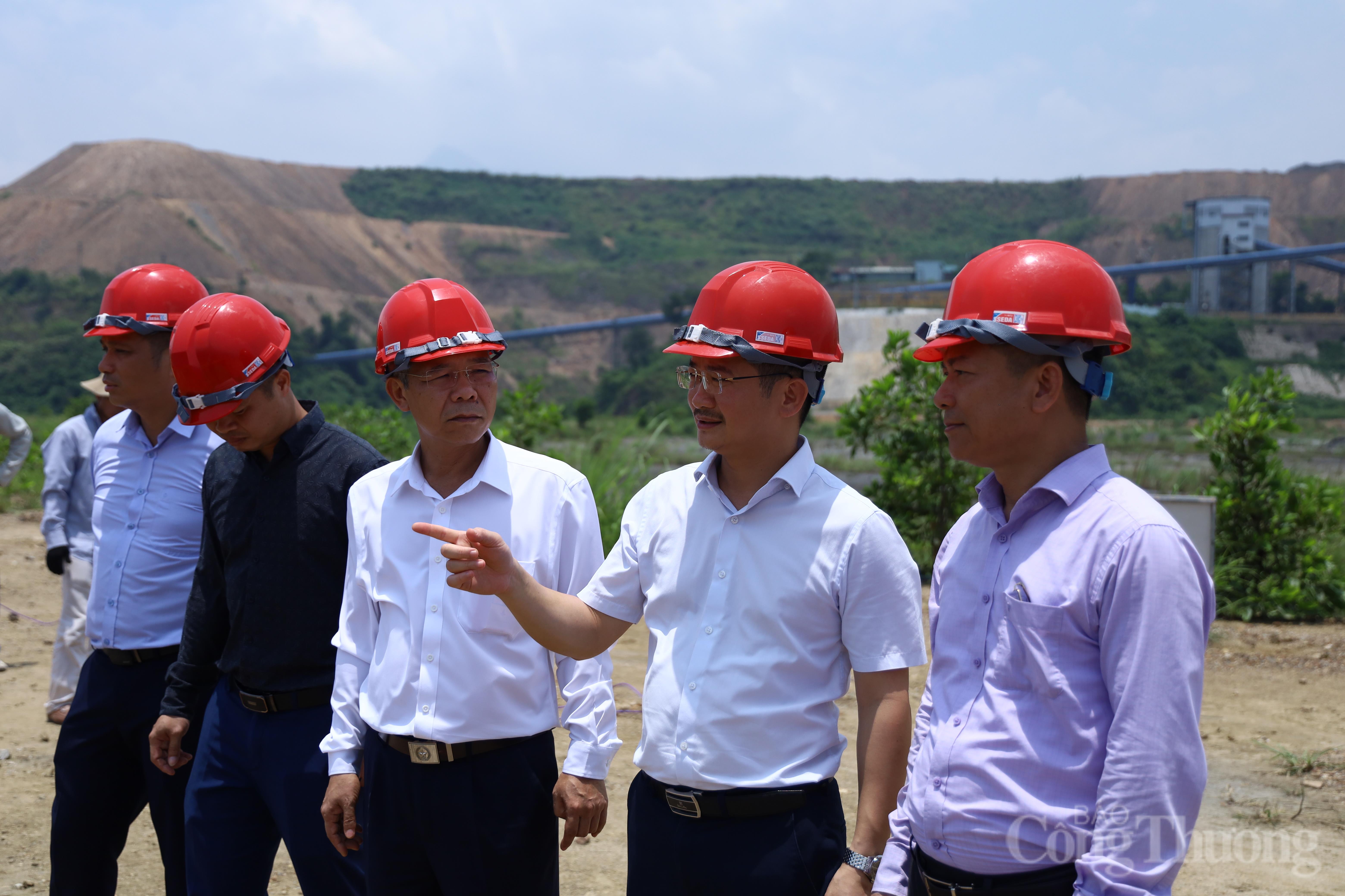 Ông Trịnh Văn Thuận đánh giá hệ thống quan trắc tự động phục vụ nâng cao năng lực dự báo, cảnh báo sớm rủi ro tại các công trình khai thác khoáng sản.
