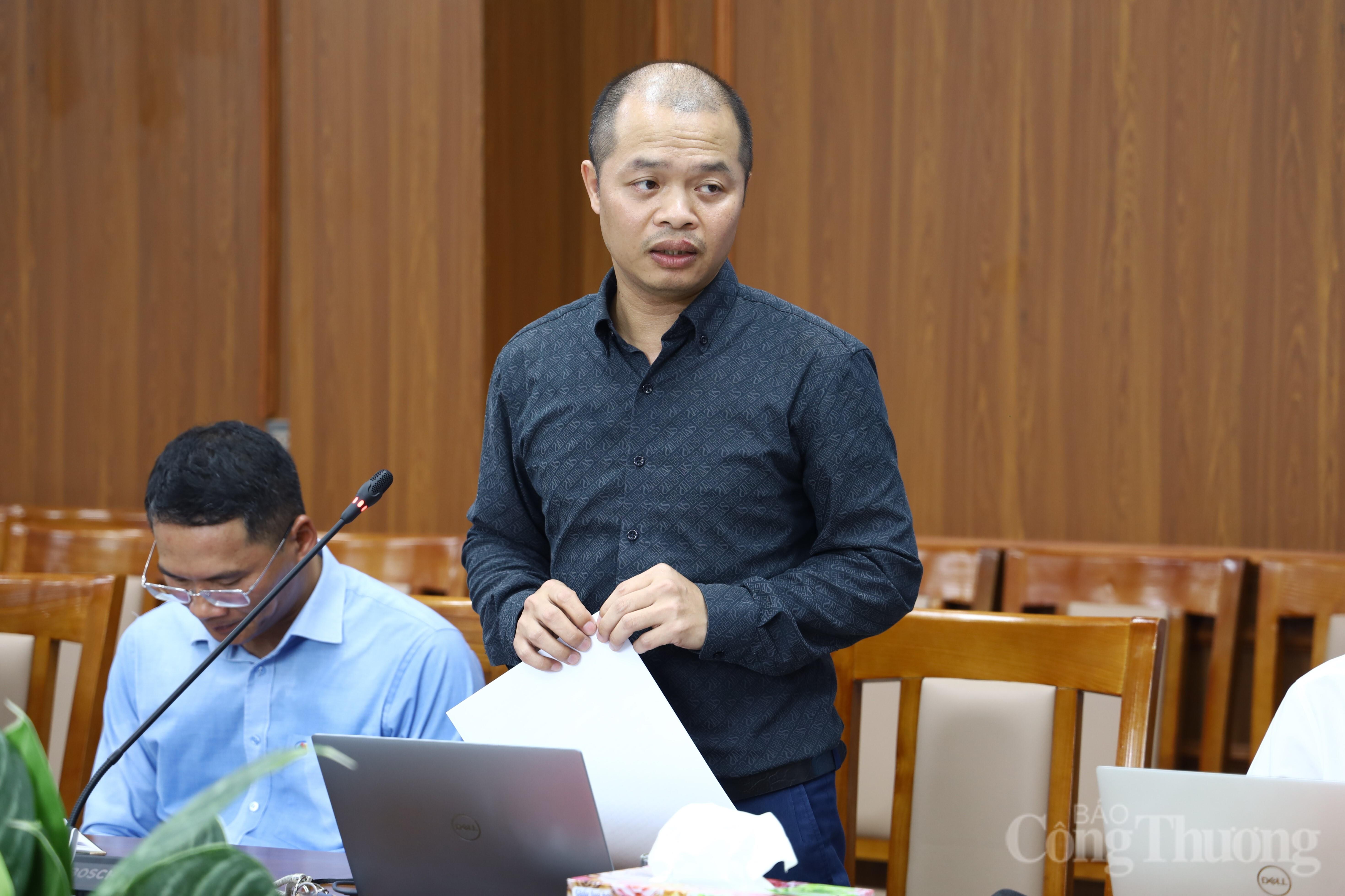 Ông Vũ Đình Hưng báo cáo tại buổi làm việc.