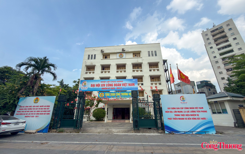 Biểu ngữ "Nhiệt liệt chào mừng Đại hội XIV Công đoàn Việt Nam" tại trụ sở Công đoàn Công Thương Việt Nam.