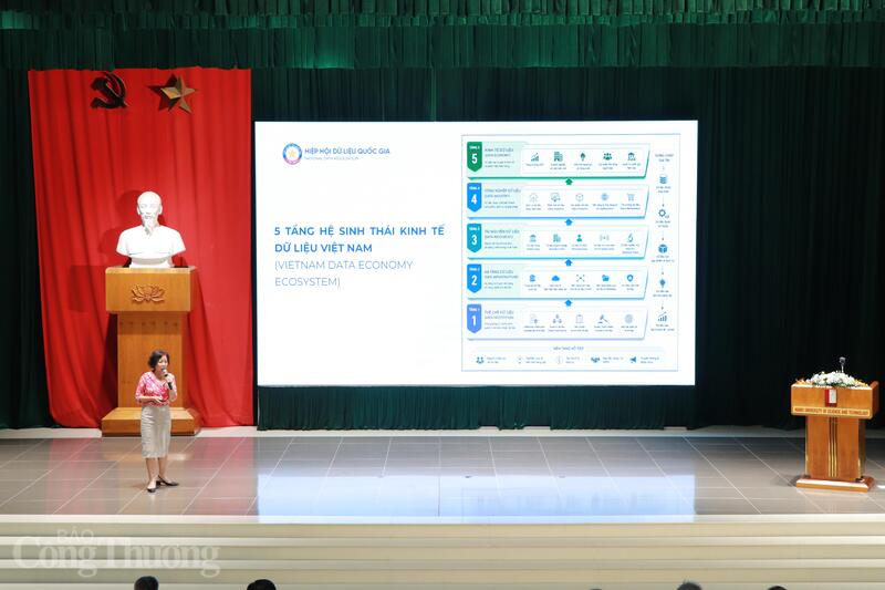 Bà Nguyễn Thị Ngọc Dung, Chánh văn phòng Hiệp hội Dữ liệu Quốc gia trình bày tham luận. Ảnh: Thanh Tuấn