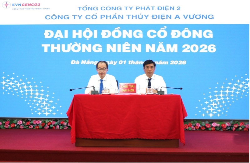 Ông Lưu Ngọc Mai Phi, Chủ tịch HĐQT AVC (bên phải) và ông Cao Huy Bảo, Tổng Giám đốc AVC (bên trái) chủ trì đại hội. Ảnh: Bình An