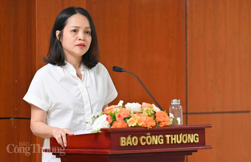 Đồng chí Nguyễn Thị Thùy Linh, Phó Bí thư Đảng ủy Báo Công Thương, Bí thư Chi bộ 2, Phó Tổng Biên tập phát biểu tại sự kiện. Ảnh: Nam Nguyễn
