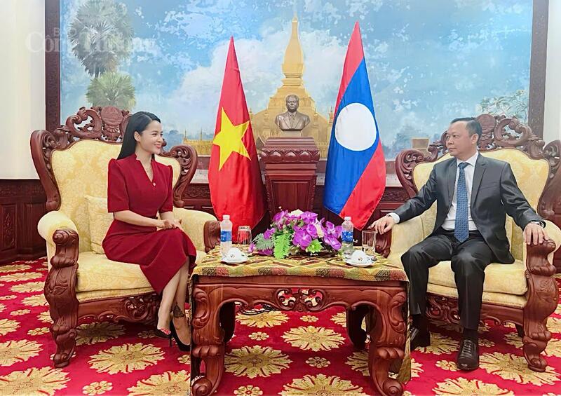 Ông Sổm Sai Nông Lath - Tham tán Kinh tế và Thương mại Lào tại Việt Nam chia sẻ với phóng viên Báo Công Thương về sự dịch chuyển mạnh mẽ từ "ký kết khung chính sách" sang "thực thi thực chất" giữa hai nước. Ảnh: Trường Giang.