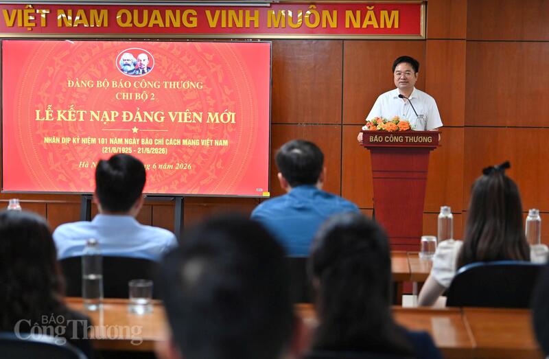 Bí thư Đảng ủy, Tổng Biên tập Báo Công Thương Nguyễn Văn Minh cho biết, Đảng bộ Báo Công Thương luôn tạo môi trường thuận lợi, công khai, minh bạch để quần chúng ưu tú rèn luyện, phấn đấu và trưởng thành trong hàng ngũ của Đảng. Ảnh: Nam Nguyễn