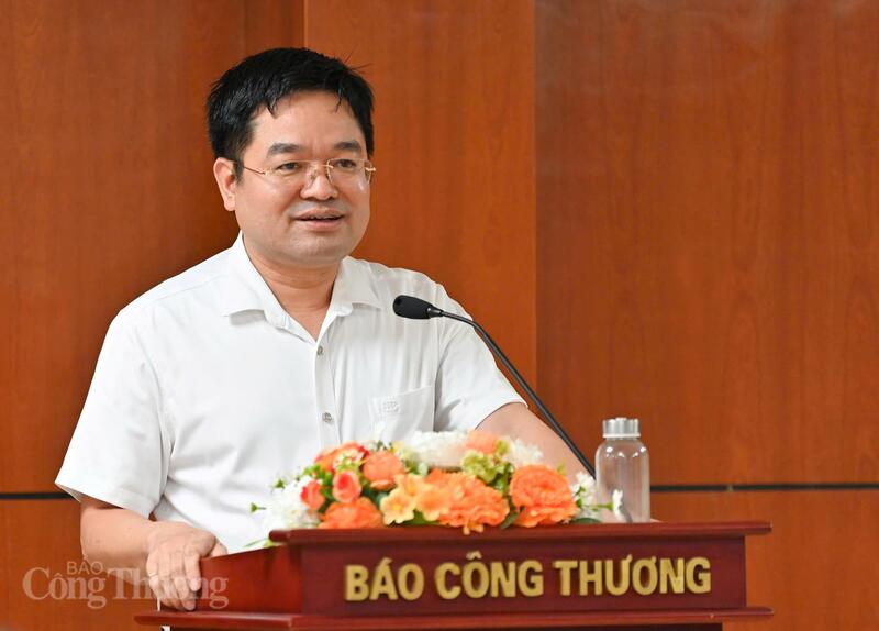 Đồng chí Nguyễn Văn Minh, Ủy viên Ban Chấp hành Đảng bộ Bộ Công Thương, Bí thư Đảng ủy, Tổng Biên tập Báo Công Thương phát biểu tại buổi lễ. Ảnh: Nam Nguyễn