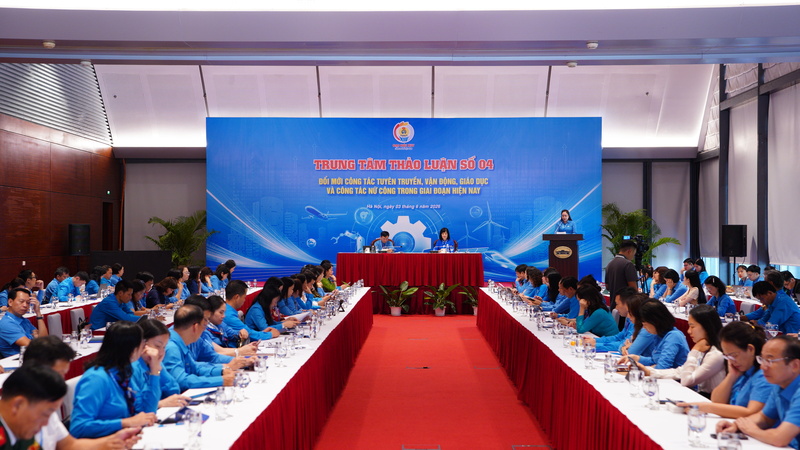 Trung tâm thảo luận số 4, các đại biểu tập trung bàn luận về chủ đề: Đổi mới công tác tuyên truyền, vận động và công tác nữ công trong giai đoạn hiện nay. Ảnh: Quang Vinh