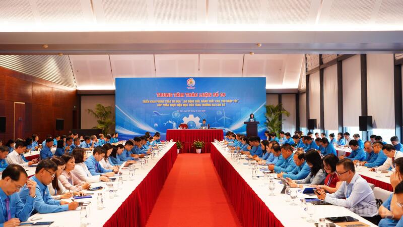 Phiên thảo luận chủ đề: "Triển khai phong trào thi đua “Lao động giỏi, năng suất cao, thu nhập tốt”, góp phần thực hiện mục tiêu tăng trưởng hai con số". Ảnh: Thái Mạnh