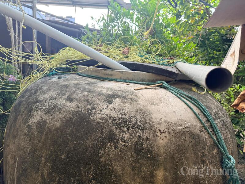 Trong mỗi gia đình đều có các lu lớn để hứng nước mưa, lấy đó làm nước sinh hoạt. Ảnh: Nguyễn Dương