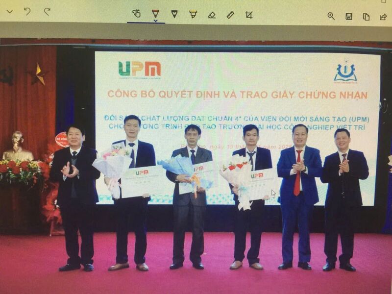 Hình ảnh công bố quyết định và trao giấy chứng nhận đối sánh chất lượng đạt chuẩn 4* của Viện đổi mới sáng tạo (UPM) cho 3 chương trình đào tạo: Ngành Công nghệ kỹ thuật Cơ khí, ngành Công nghệ kỹ thuật Ô tô, ngành Công nghệ kỹ thuật Hoá học.
