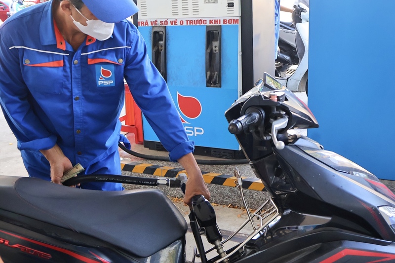 Việc người dân từng bước làm quen và chủ động lựa chọn xăng E10 được xem là tín hiệu tích cực cho lộ trình phát triển nhiên liệu sinh học tại Việt Nam. Ảnh: Diễm Phúc