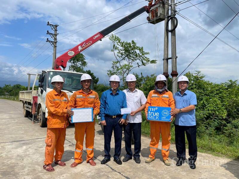 Ông Phạm Thanh Hải, Chủ tịch Công đoàn CTĐL Hà Tĩnh cùng đoàn công tác thăm hỏi, tặng quà cho người lao động Điện lực Hương Khê. Ảnh: Cao Thảo