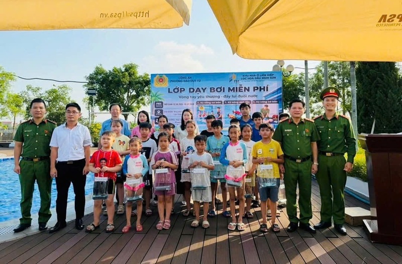 Công an phường Đào Duy Từ, tỉnh Thanh Hóa khai mạc lớp dạy bơi miễn phí dành cho học sinh có hoàn cảnh khó khăn trên địa bàn. Ảnh: Công an Thanh Hóa
