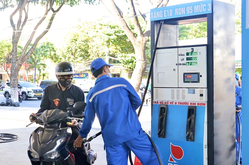 Ghi nhận tại một số cửa hàng xăng dầu trên tuyến đường Điện Biên Phủ, Nguyễn Hữu Thọ, Cách Mạng Tháng Tám…, nhiều khách hàng đã chủ động lựa chọn xăng E10 RON95 thay vì còn băn khoăn như những ngày đầu. Ảnh: Diễm Phúc