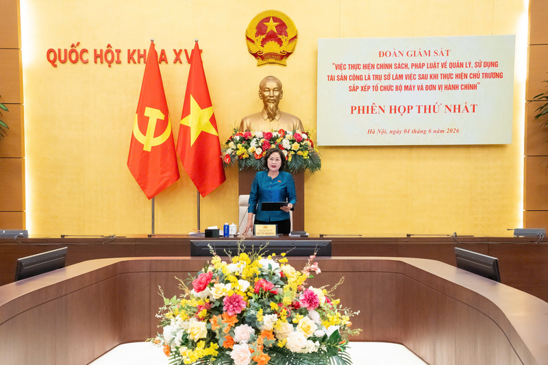 Phó Chủ tịch Quốc hội Nguyễn Thị Hồng - Trưởng Đoàn giám sát chủ trì Phiên họp thứ Nhất Đoàn giám sát của Quốc hội. Ảnh: Quochoi.vn