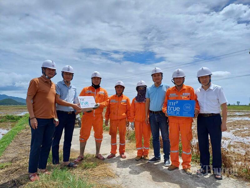 Ông Trần Đức Sơn, Phó Giám đốc Công ty cùng đại diện Công đoàn thăm hỏi, tặng quà người lao động Điện lực Can Lộc. Ảnh: Cao Thảo
