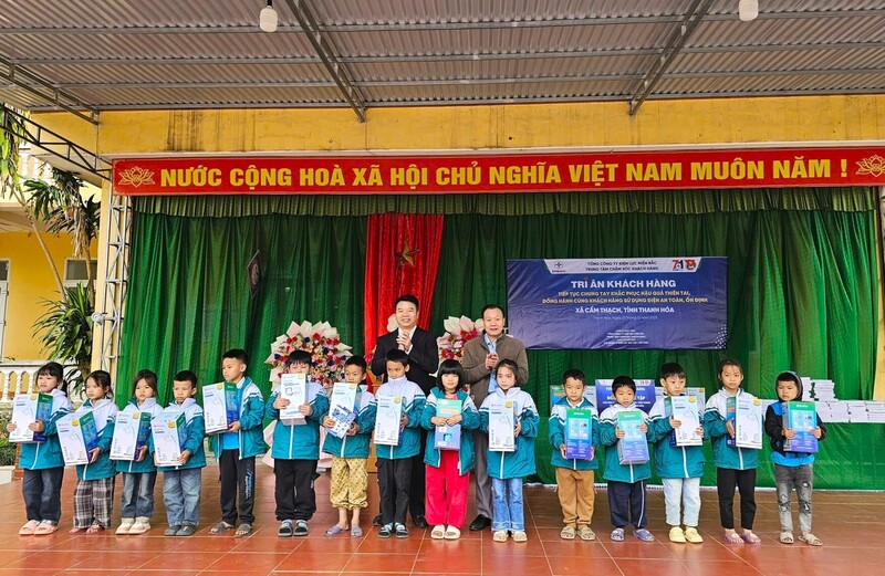 Trung tâm Chăm sóc khách hàng EVNNPC chung tay khắc phục hậu quả thiên tai, tri ân khách hàng tại xã Cẩm Thạch, tỉnh Thanh Hoá. Ảnh: Đăng Quang