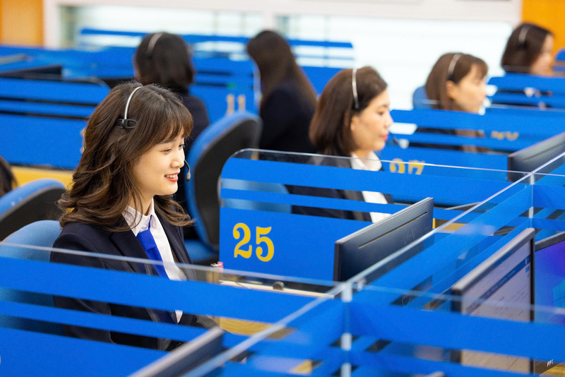 Đội ngũ điện thoại viên tư vấn, giải đáp, hướng dẫn cho khách hàng. Ảnh: Đăng Quang