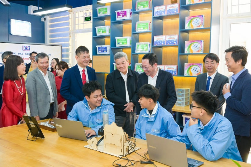 Lãnh đạo Petrovietnam và PVEP tham quan phòng thực hành giáo dục STEM. Ảnh: PVEP