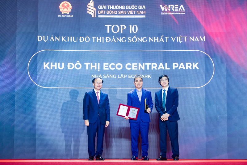 Ông Nguyễn Đức Cảnh – Tổng giám đốc DB Group - Nhà sáng lập Ecopark nhận giải thưởng tại Lễ trao Giải thưởng Quốc gia Bất động sản Việt Nam lần thứ II