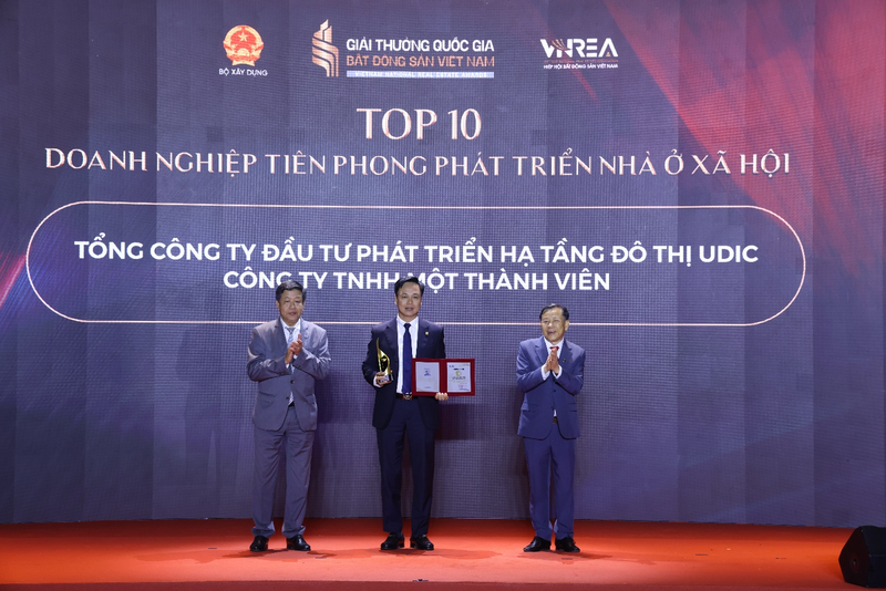 Ông Nguyễn Văn Luyến, Tổng giám đốc Tổng công ty vinh dự nhận Chứng nhận và Cup của Ban tổ chức. Ảnh: UDIC