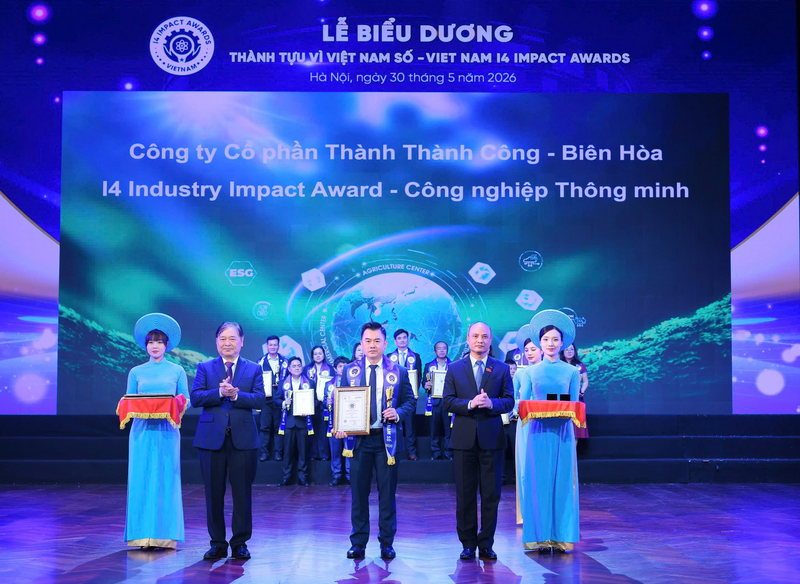 Ông Phạm Trung Phan Xuân Quang, Giám đốc Quản lý hệ thống, đại diện AgriS nhận giải thưởng “Công nghiệp thông minh - I4 Industry Impact Award”. Ảnh: AgriS