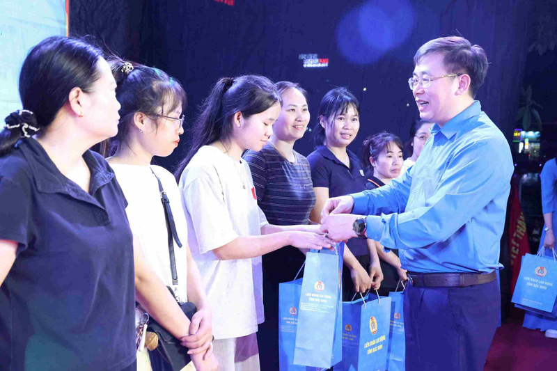 Ông Thạch Văn Chung - Chủ tịch Liên đoàn Lao động tỉnh Bắc Ninh trao quà tới công nhân lao động tại buổi lễ phát động Tháng Công nhân 2026. (Ảnh: Bảo Hân)