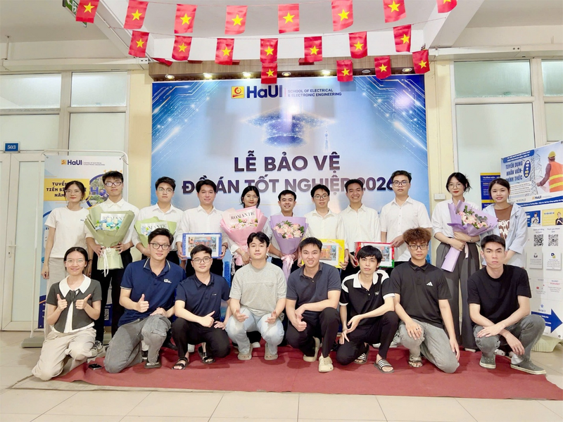 Chu Thế Khải cùng tập thể ICD Lab.