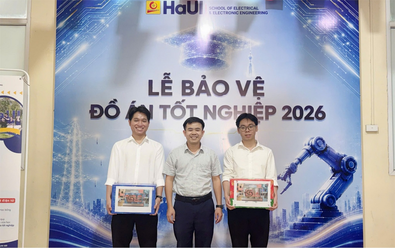 Chu Thế Khải cùng TS. Phạm Xuân Thành trong ngày bảo vệ đồ án tốt nghiệp, khép lại hành trình 4 năm học tập và nghiên cứu tại HaUI.