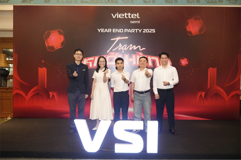 Chu Thế Khải cùng các đồng nghiệp tại Trung tâm Bán dẫn Viettel - nơi cậu có cơ hội học tập, làm việc và tiếp cận thực tế lĩnh vực bán dẫn ngay từ khi còn là sinh viên.