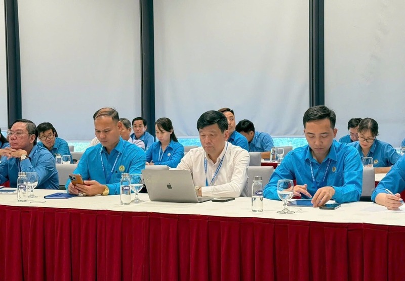 Đoàn đại biểu tỉnh Nghệ An tham gia thảo luận tổ trong phiên thứ nhất Đại hội XIV Công đoàn Việt Nam. Ảnh: An Nhân