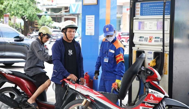 Khách hàng đổ xăng sinh học E10 tại cửa hàng xăng dầu trên địa bàn tỉnh Quảng Ninh. Ảnh: QN