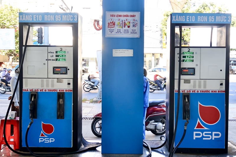 Theo báo cáo số liệu từ Công ty CP Xăng dầu Dầu khí PV OIL Miền Trung, trong 3 ngày đầu triển khai xăng E10, 45 cửa hàng trên địa bàn TP. Đà Nẵng đã cung cấp ra thị trường hơn 322.000 lít xăng E10, được đánh giá ở mức độ tương đối. Ảnh: Diễm Phúc