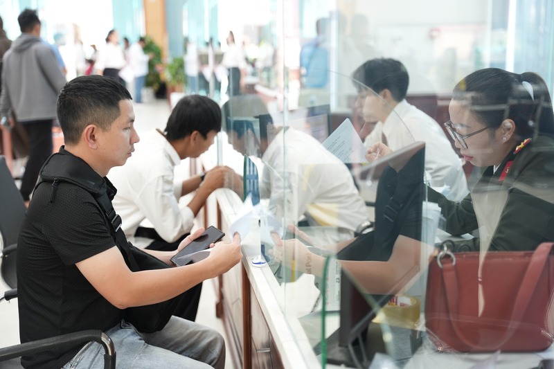 Sau khi vận hành mô hình chính quyền địa phương 2 cấp, nhiều thủ tục hành chính được rút ngắn; tạo thuận lợi cho doanh nghiệp. Ảnh: M. Hiếu