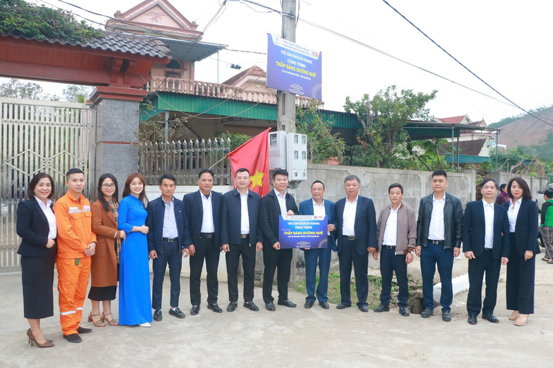 Trung tâm Chăm sóc khách hàng EVNNPC trao tặng công trình Thắp sáng đường quê tri ân khách hàng tại xã Quang Đồng, tỉnh Nghệ An. Ảnh: Đăng Quang