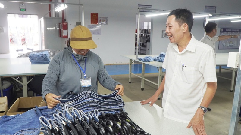 Lãnh đạo thành phố Huế thường xuyên thăm hỏi, động viên công nhân tại các doanh nghiệp. Ảnh: M. Hiếu