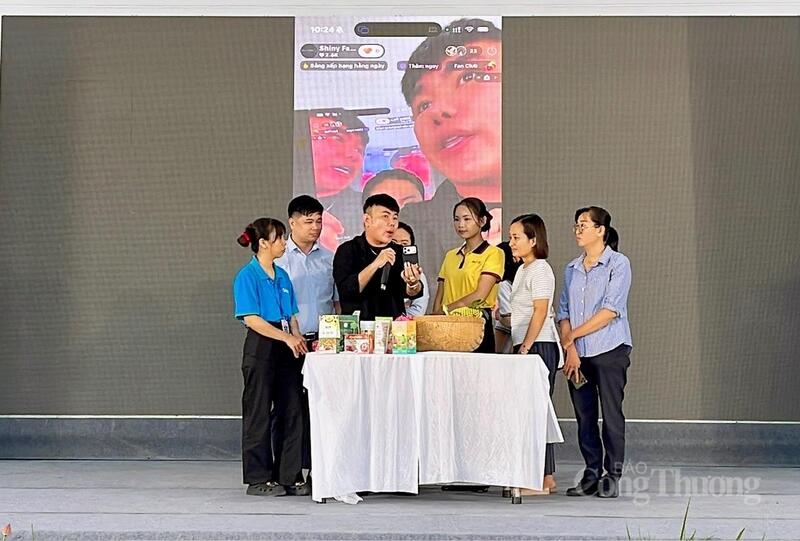 Hướng dẫn thực hành tham gia phiên livetsream trực tiếp dành cho doanh nghiệp, tiểu thương, hộ kinh doanh.  Ảnh: Khánh Ngọc.