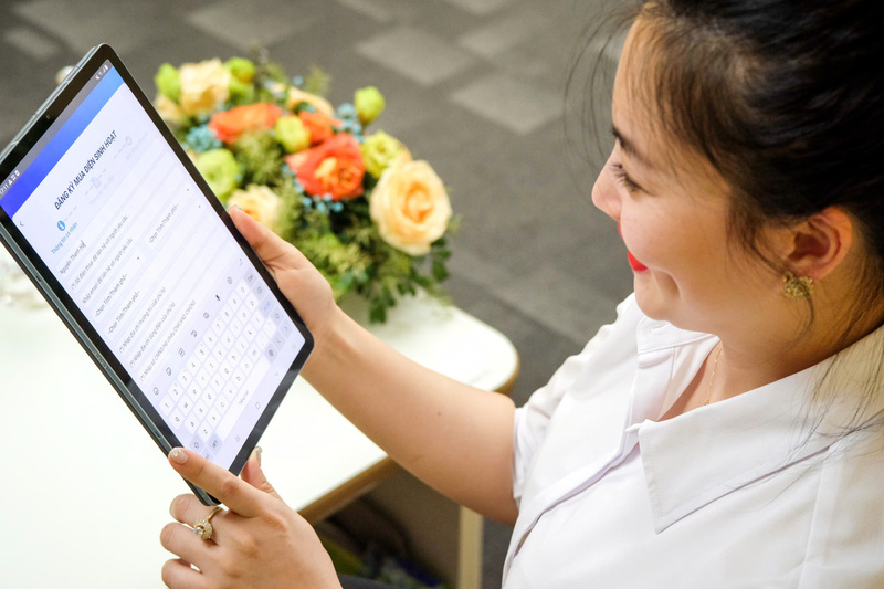 Khách hàng đăng ký mua điện sinh hoạt trên App EVNNPC CSKH. Ảnh: Đăng Quang