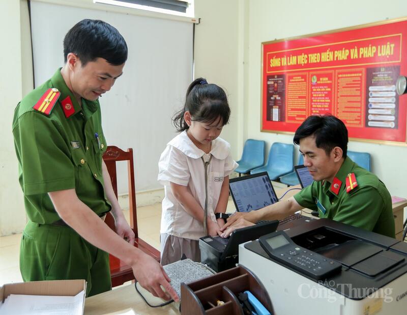 Le commandant Nguyen Van Manh, chef de la police de la commune de Muong Lat, a déclaré que le facteur le plus important pour le maintien de la paix dans la zone frontalière est le consensus et la confiance de la population. Photo : Ngo Nhung