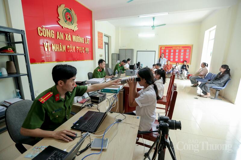 Des policiers de la commune de Muong Lat délivrent des cartes d'identité aux enfants de 6 à 14 ans. Photo : Ngo Nhung