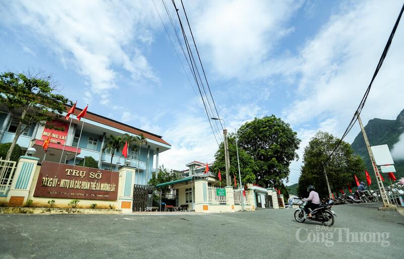 Sau 1 năm thực hiện mô hình chính quyền địa phương 2 cấp, xã Mường Lát đã từng bước ổn định tổ chức bộ máy, tạo nền tảng cho phát triển kinh tế - xã hội và giữ vững quốc phòng - an ninh. Ảnh: Ngô Nhung